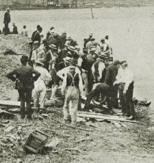 titanic-bodies.jpg - Recovering bodies after the Titanic disaster, April 1912